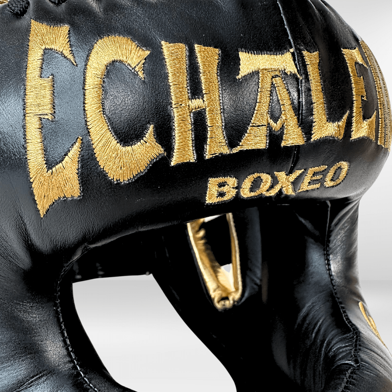 Casco Boxeo Barra Piel Completa Sparring Negro y Bordado Dorado - Echaleku Boxeo